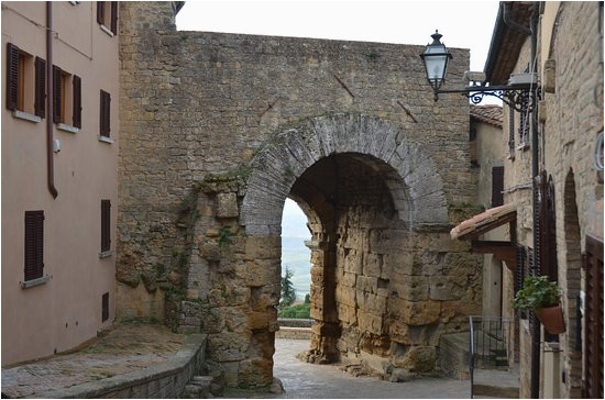 the etruscan arch picture of volterra walking tour volterra