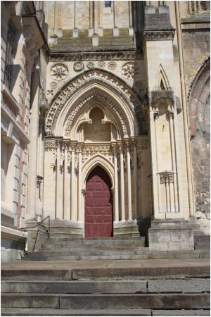 side dppr picture of cathedrale saint pierre de lisieux